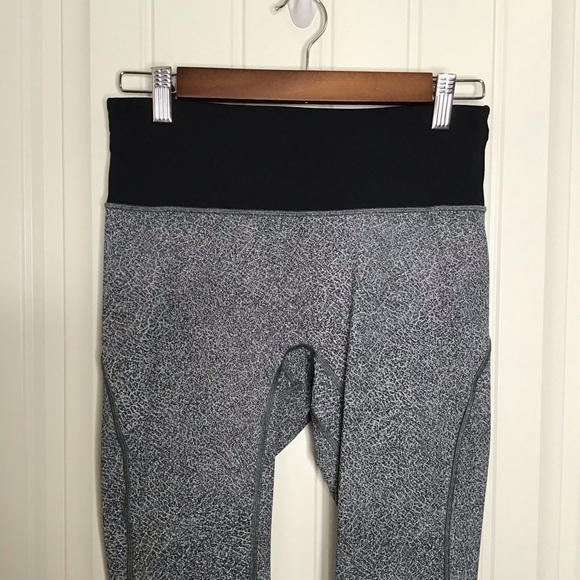 LULULEMON Run the Day 7/8 Tight (25”) in Fractal Dark Starlight Black. - Picture 3 of 9